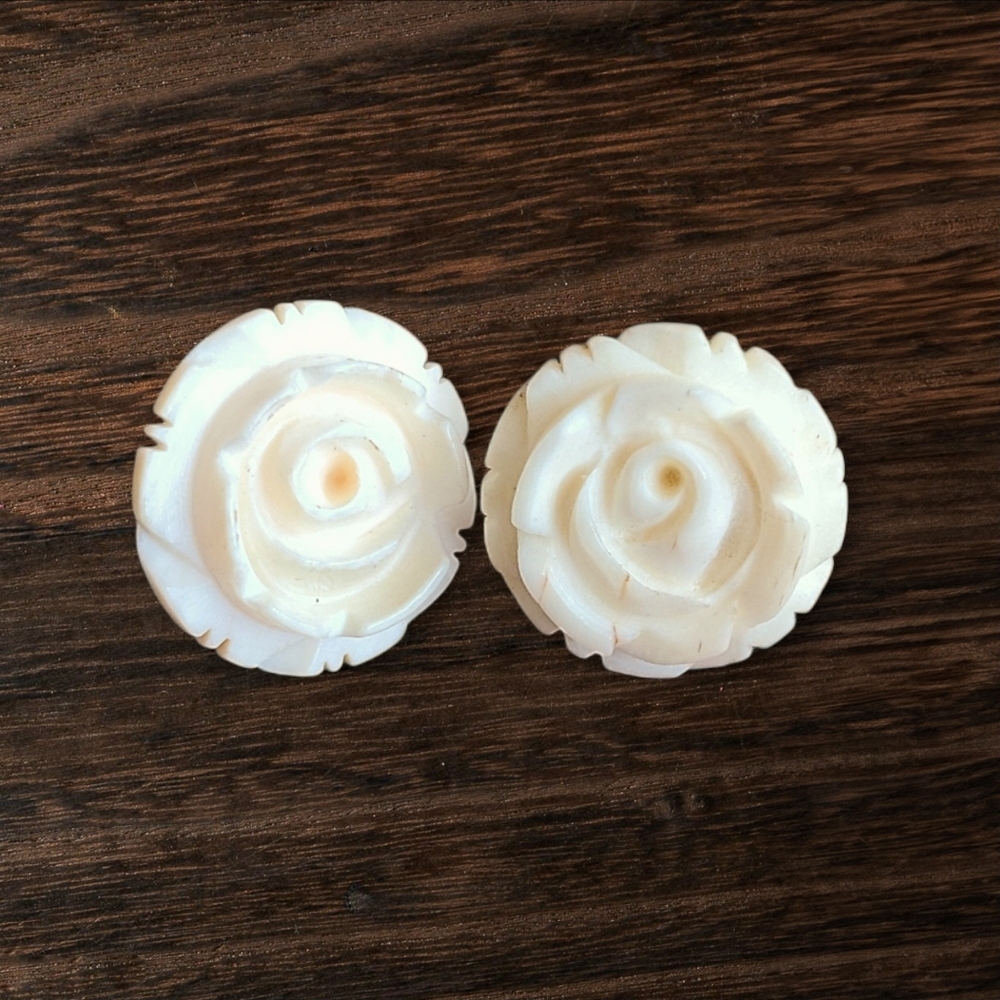 VINTAGE HAND CARVED OFF WHITE OR CREAM BOVINE BONE STUD EARRINGS FOR WOMEN